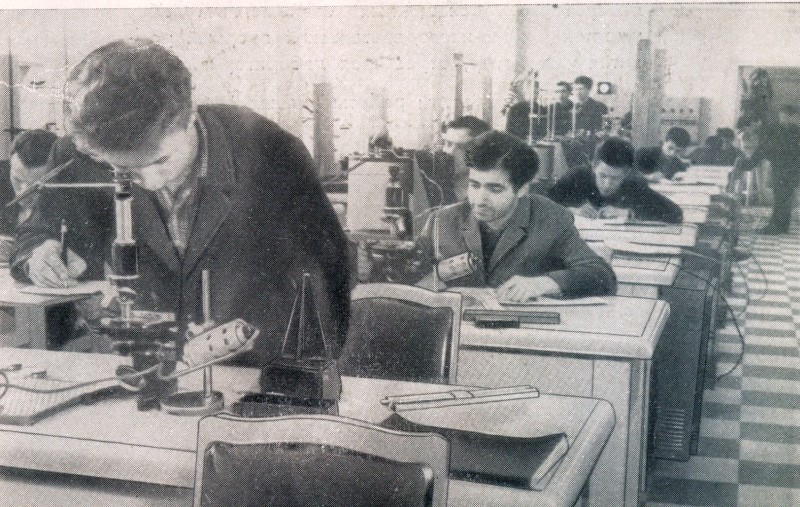 Файл:60-е годы лаборатория кафедра общей физики.jpg